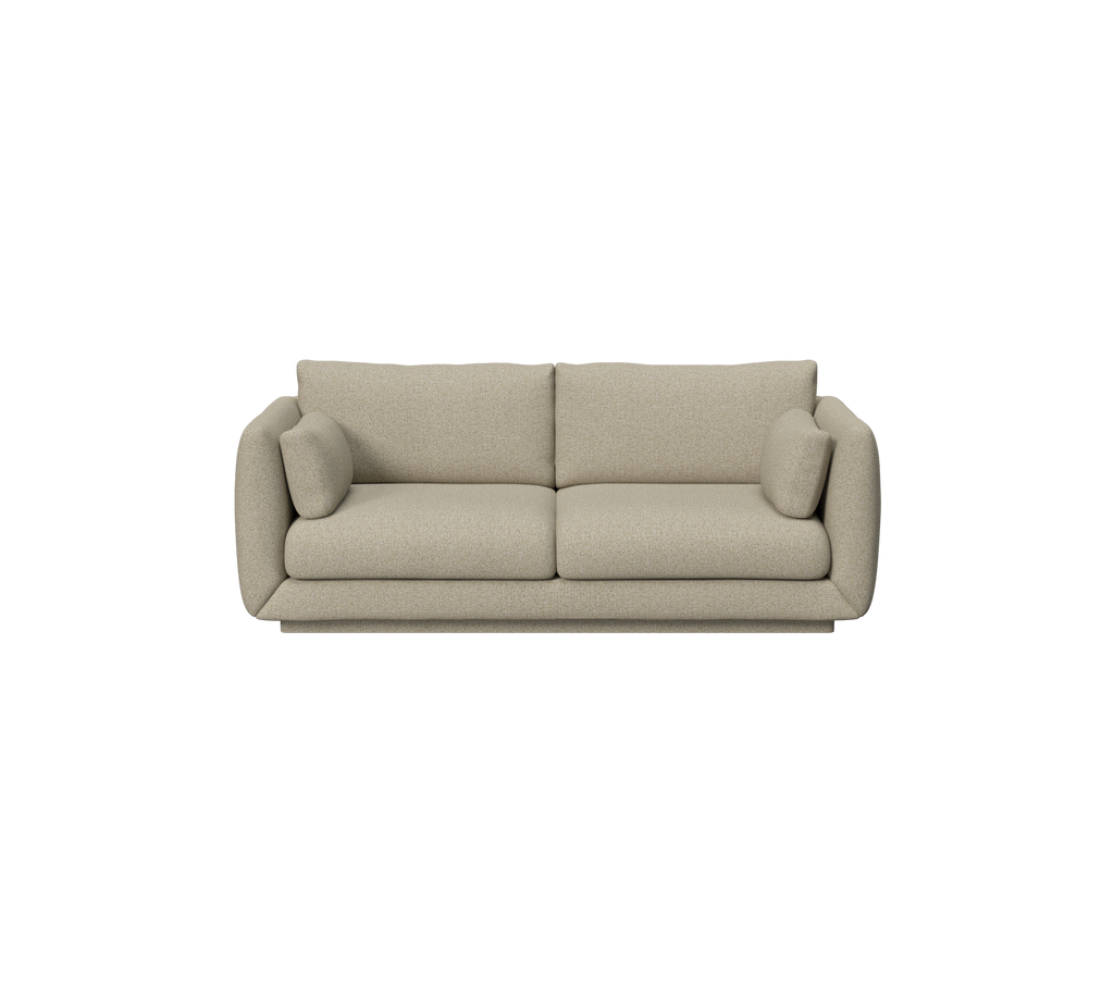 Brun sofa med bløde puder i et moderne lounge-område.