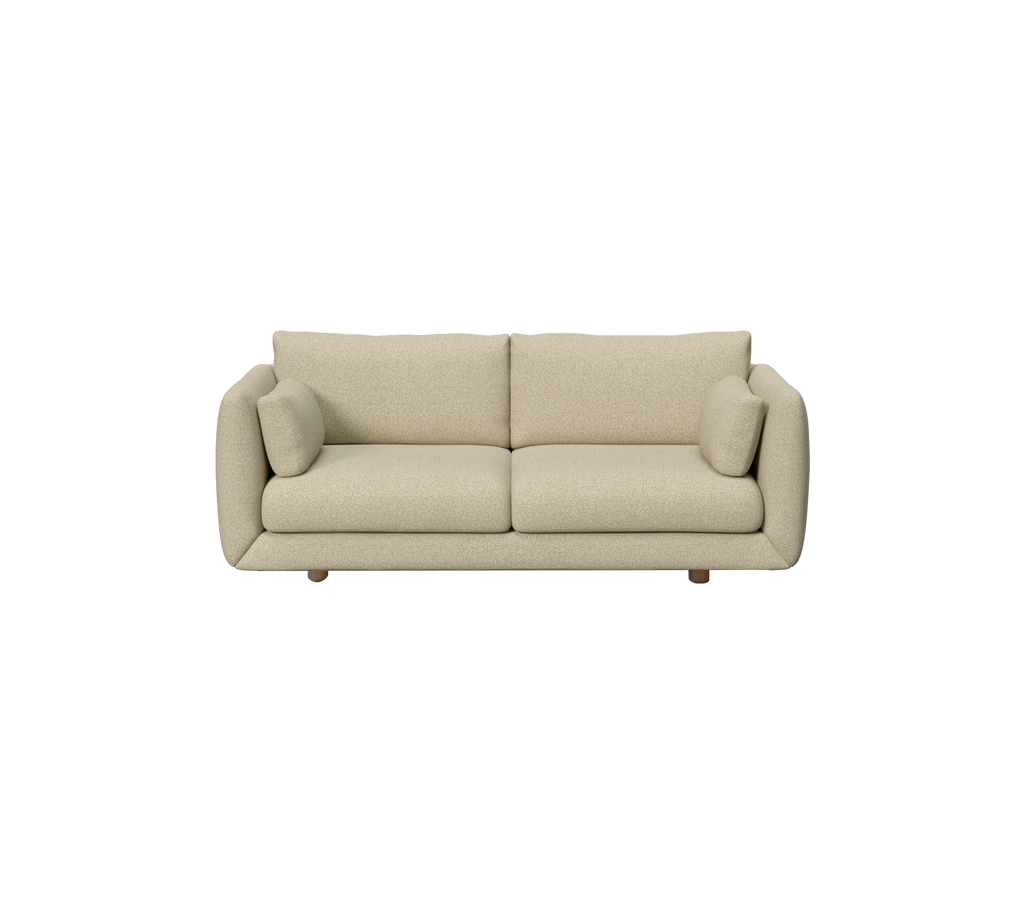 Lysbrun moderne sofa med afrundede armlæn og puder.