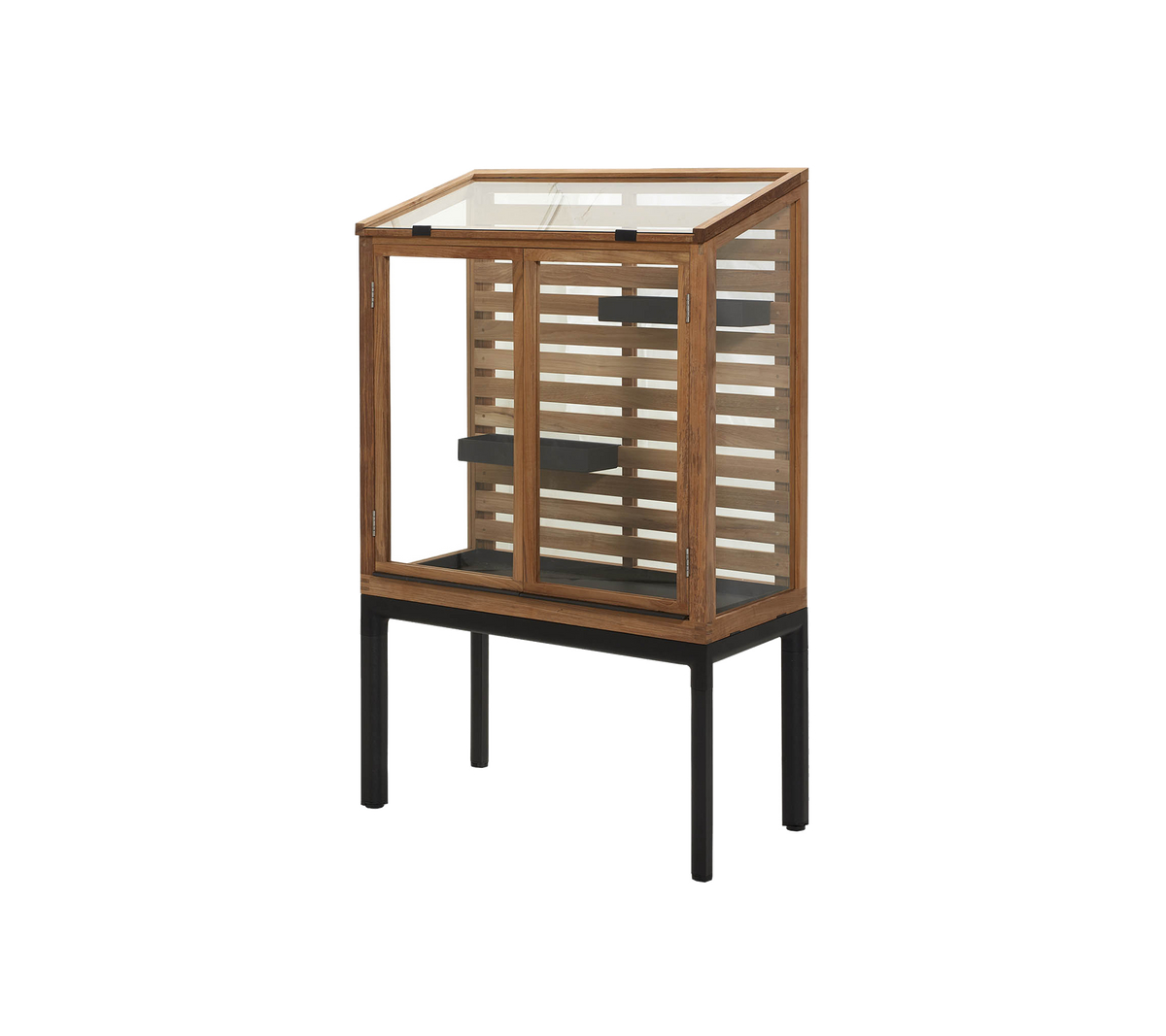 Stilfuld udstillingsskab med en træramme og smalt design samt en glasdør, ideel til at fremvise genstande.