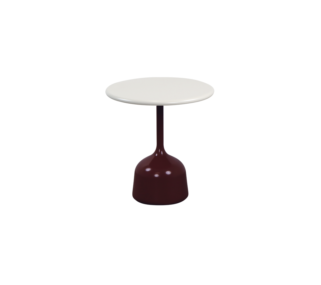 Moderne burgunder bord med en hvid bordplade i en loungeindstilling.