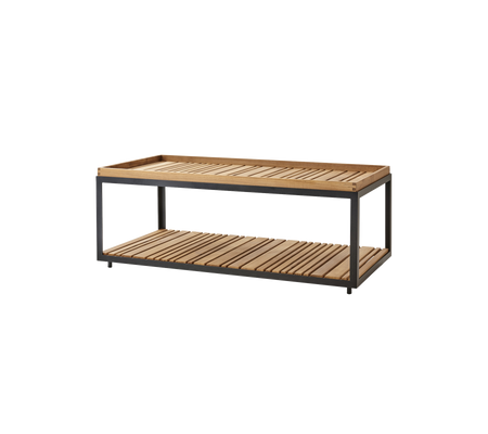 Bord i træ med slatdesign og metalramme, der har to niveauer til opbevaring eller præsentation. Ideel til moderne stuer.