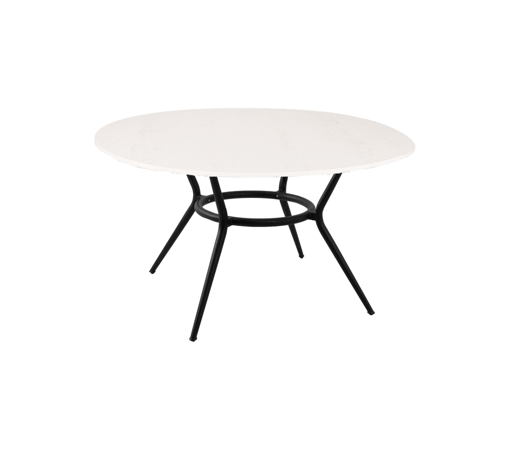 Rund bord med en glat hvid overflade og en sort, moderne base med fire ben og en cirkulær støtte.
