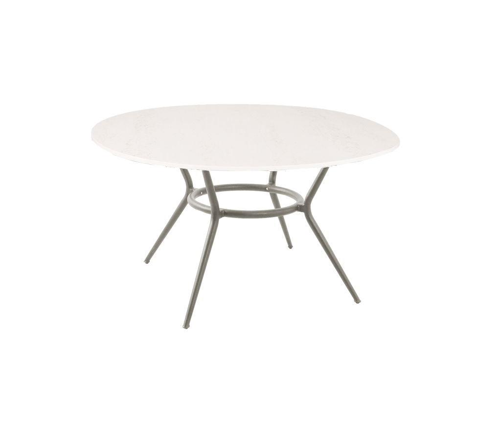 Rundt bord med et enkelt design og lysfarvet overflade.
