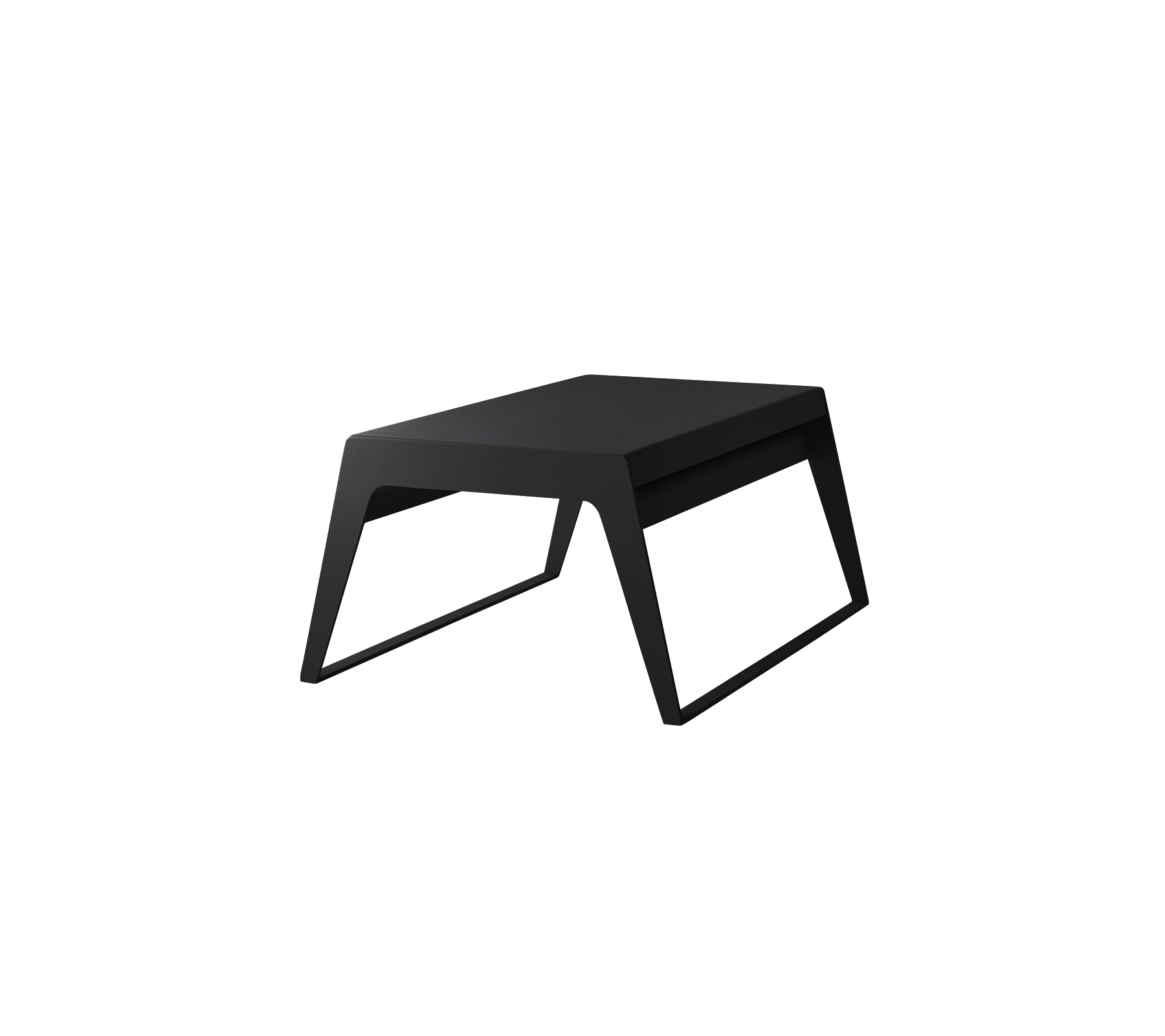 Et minimalistisk svart bord med et slankt design, der har skrå ben og en rektangulær top, velegnet til forskellige formål.