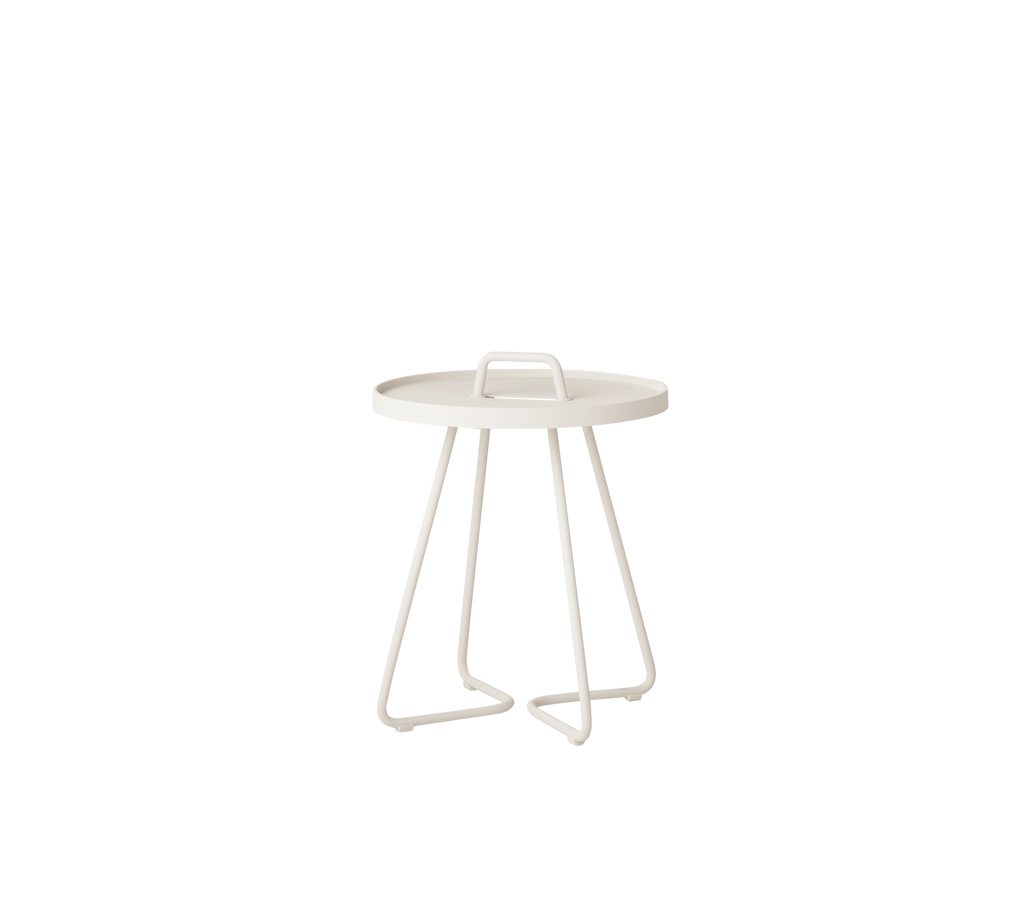 Sand sofabord med minimalistisk design og slanke linjer.