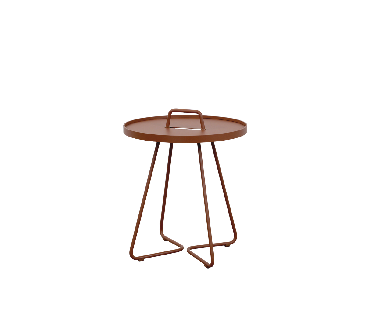 Rund bakke bord med et sleek design, der har et håndtag og tre slanke ben, færdiggjort i en varm brun farve.