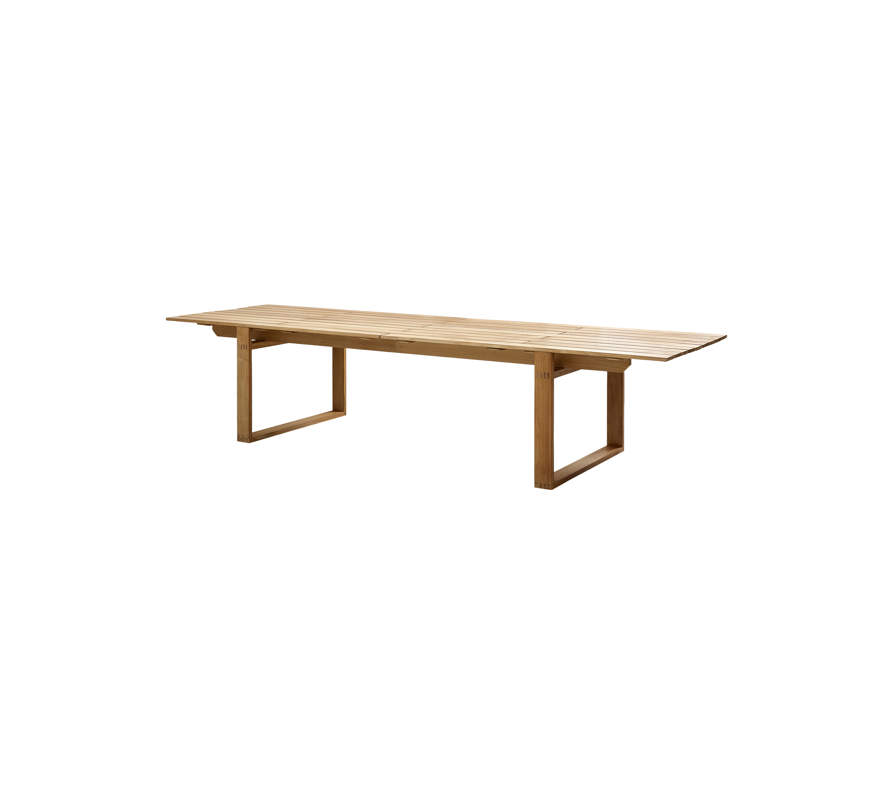 Et langt træbord med en glat overflade og robuste ben, ideelt til samlinger og fælles spiseoplevelser.
