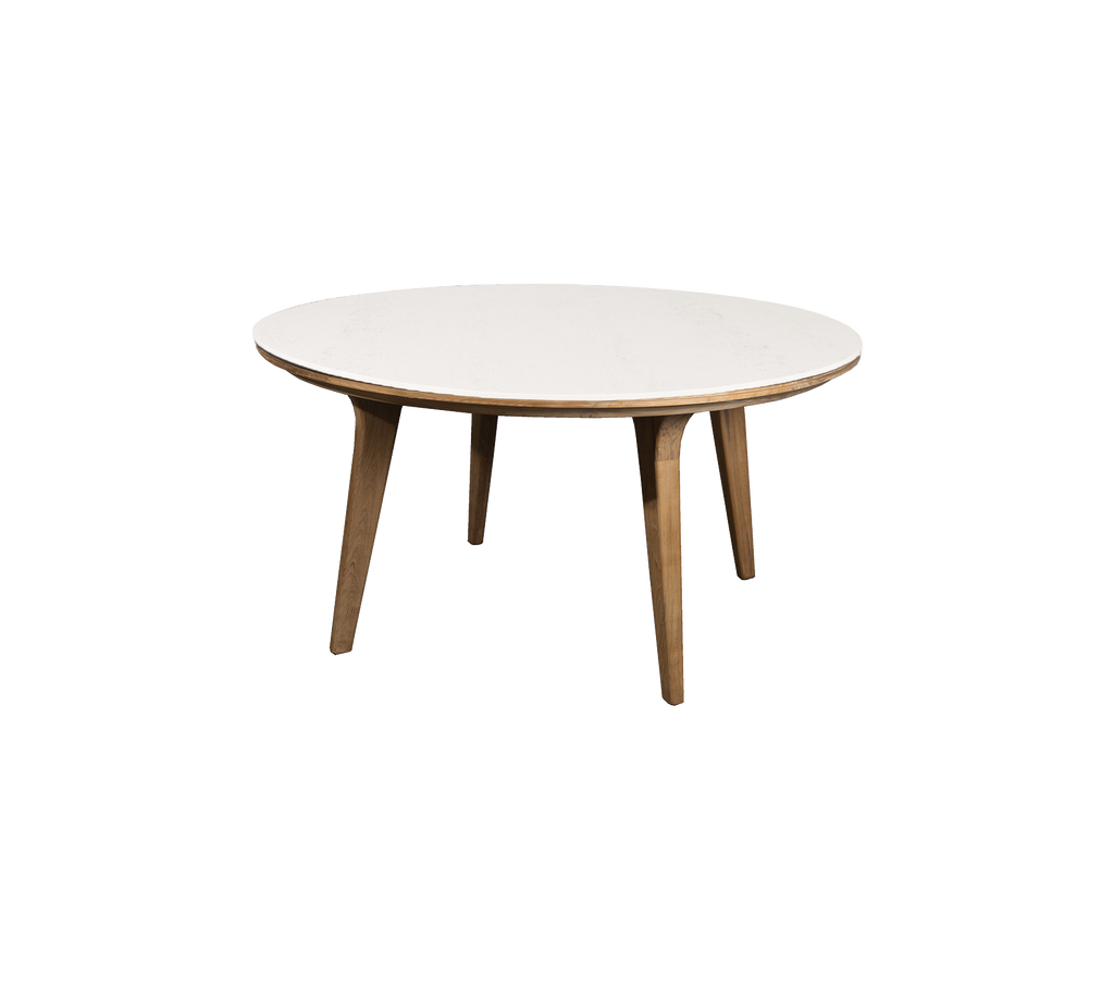 Rundt bord med en glat hvid top og træben, ideelt til spisning eller uformelle sammenkomster. Elegant og moderne design.