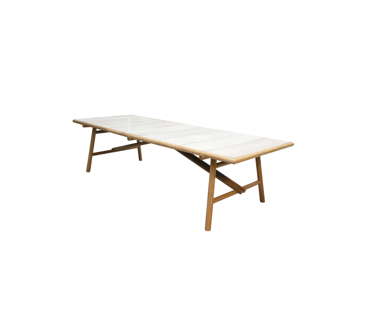 Et langt, elegant bord med en lys farvet top og træben, designet til alsidighed og stil i forskellige omgivelser.