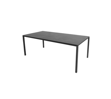 Et slankt, moderne bord med en flad overflade støttet af slanke ben, designet til alsidig brug i forskellige miljøer.