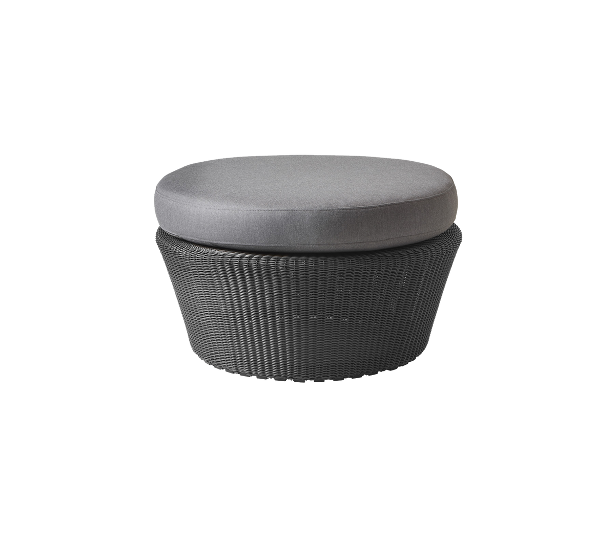 Rund pouf med en vævet bund og en grå polstret top, designet til alsidig siddeplads og dekoration.