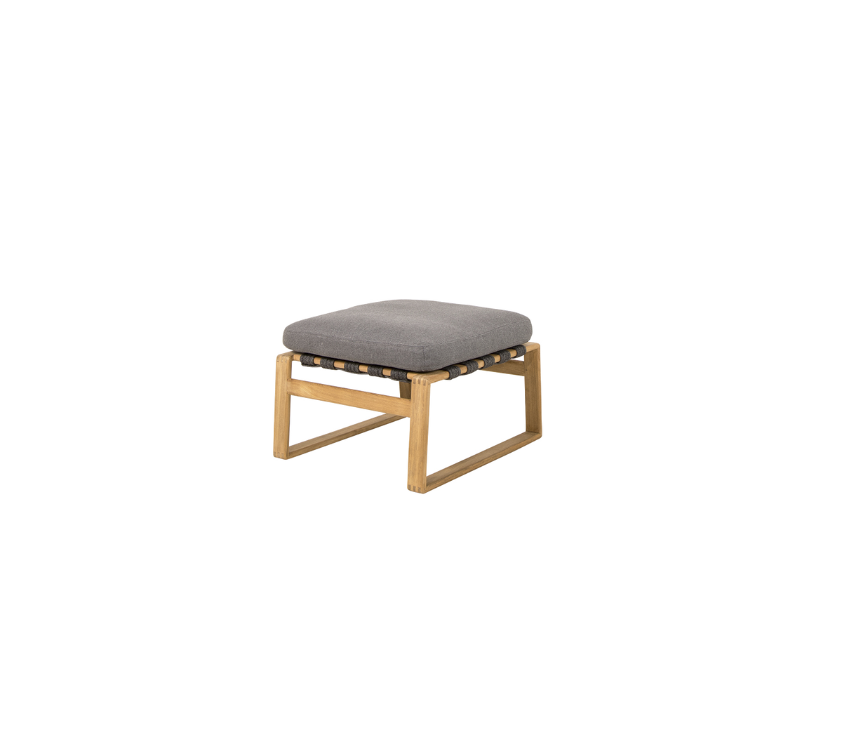 Kvadratisk ottoman med en grå pude ovenpå en træramme, designet til komfort og stil.