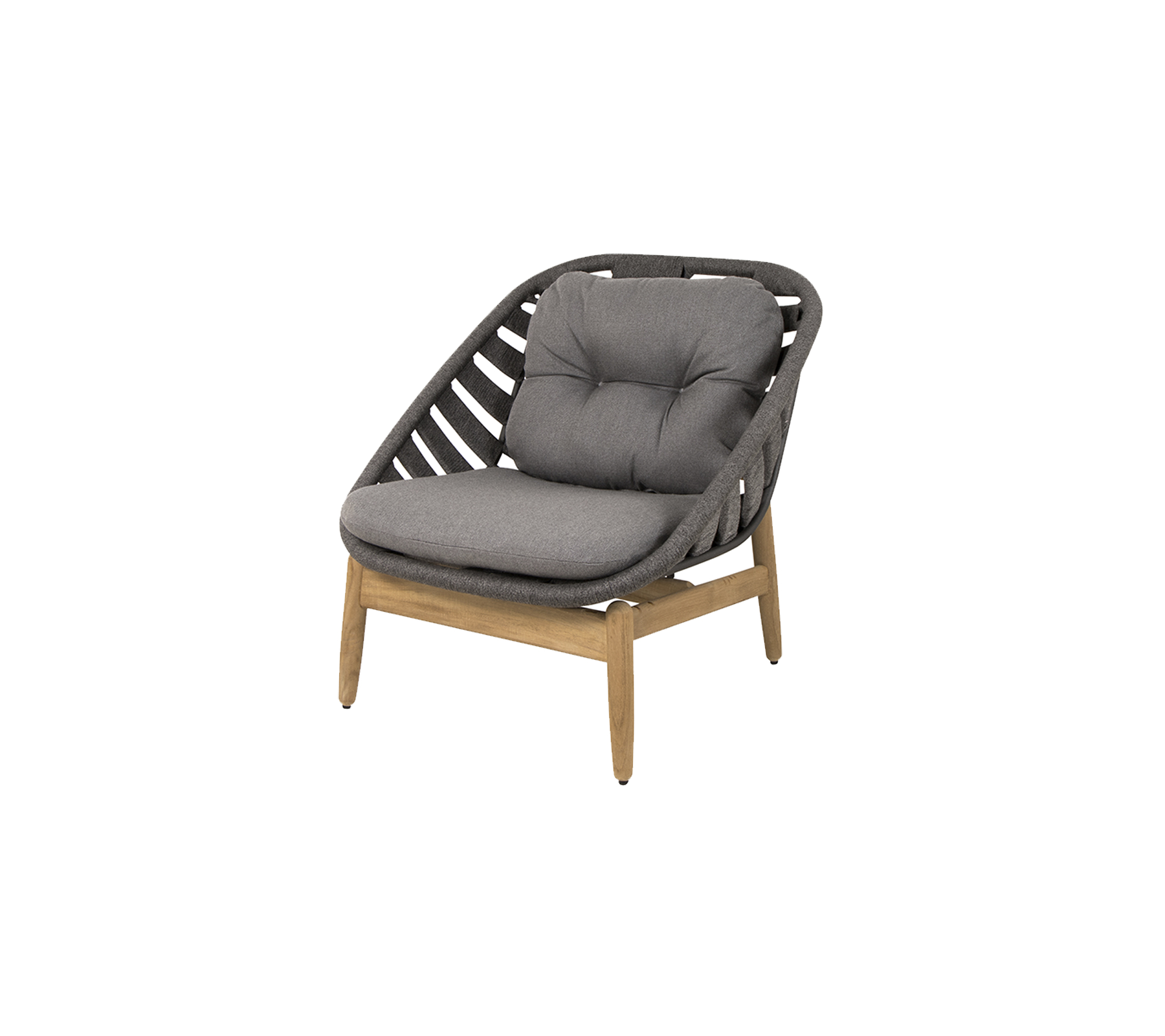 Stilfuld stol med polstret sæde i grå og en trækarm, der har et unikt vævet design til moderne indretning.