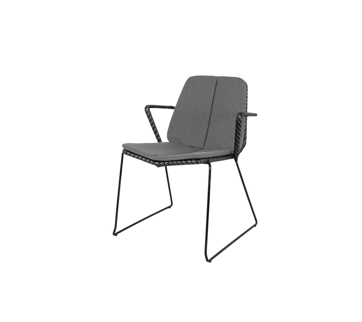 Stilfuld stol med et slankt design, der har en komfortabel sæde- og rygstøtte, støttet af en robust metalramme.