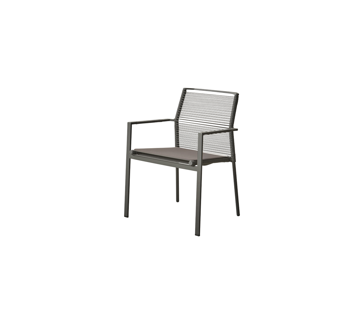 Stilfuld stol med et moderne design, der har en mesh ryg og slanke armlæn, velegnet til forskellige indstillinger.