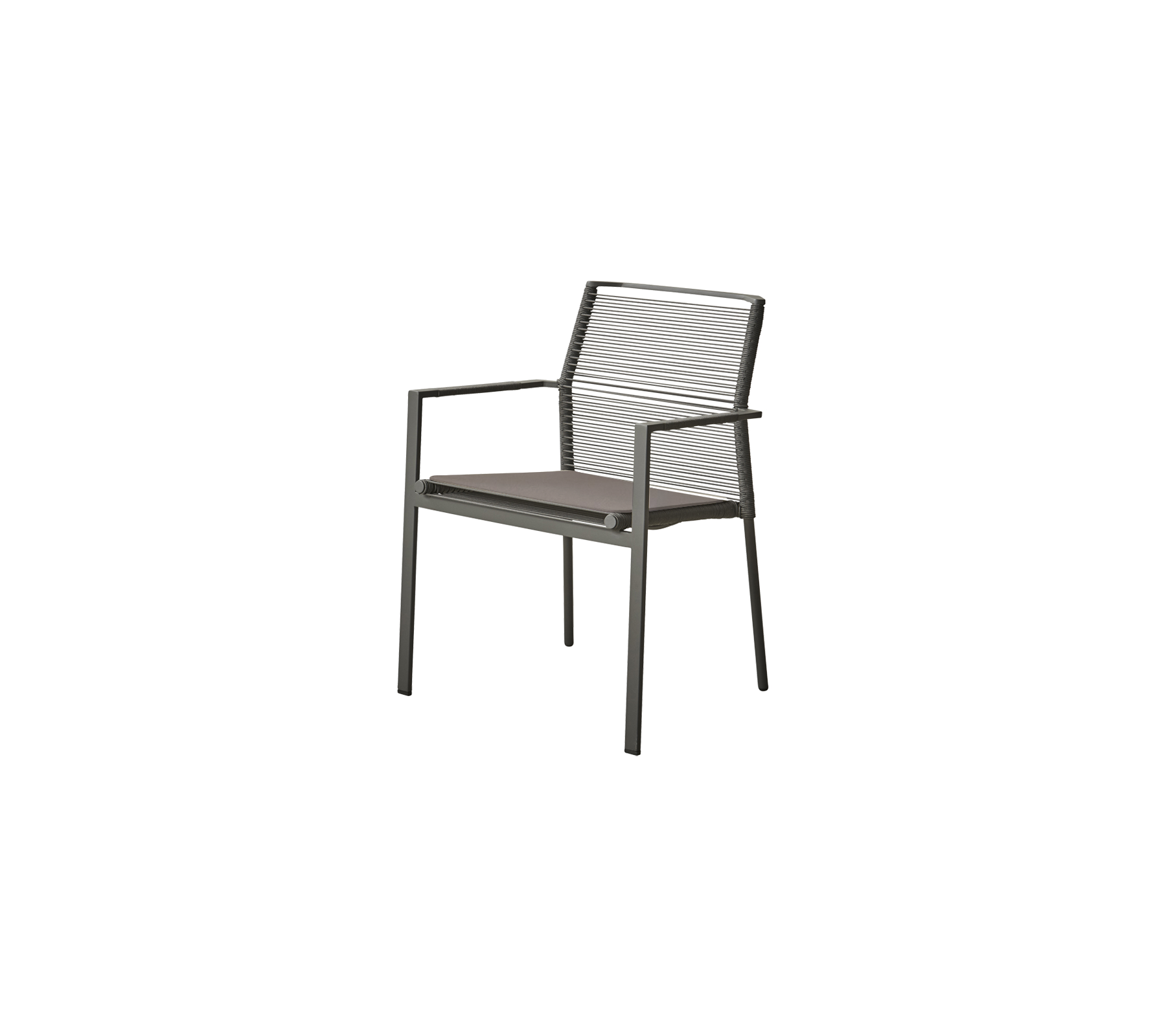 Stilfuld stol med et moderne design, der har en mesh ryg og slanke armlæn, velegnet til forskellige indstillinger.