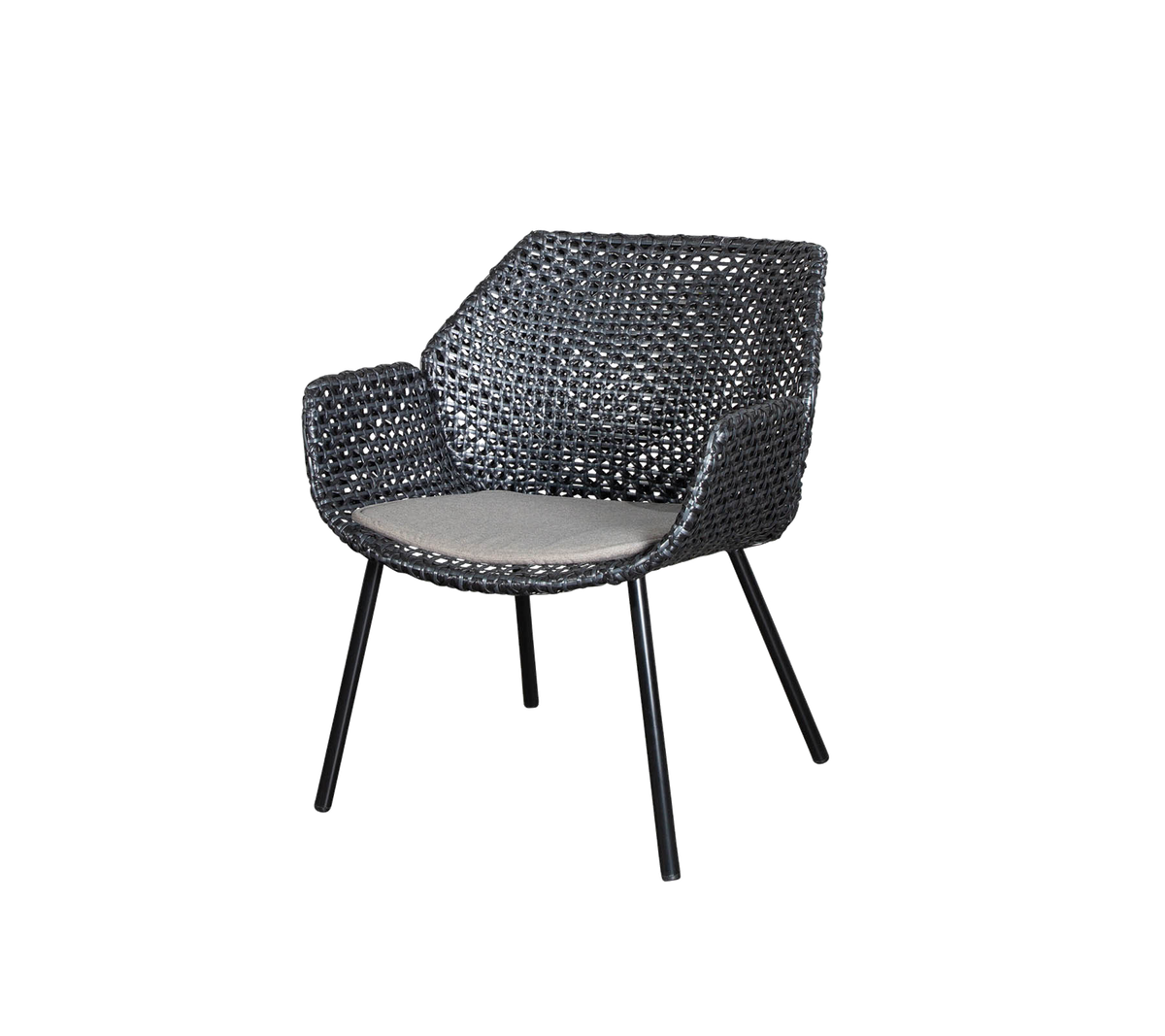 Stilfuld vævet stol med en behagelig pude, der har et moderne design og solide ben for støtte. Perfekt til afslapning.