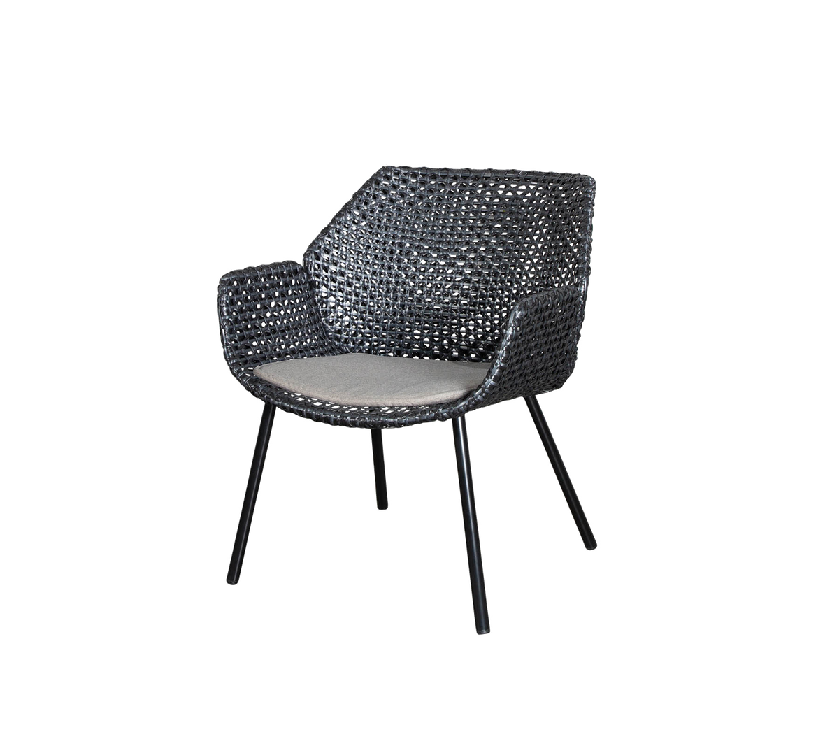 Stilfuld vævet lænestol med polstret sæde, der har slanke metallæger og et moderne design, perfekt til nutidige omgivelser.