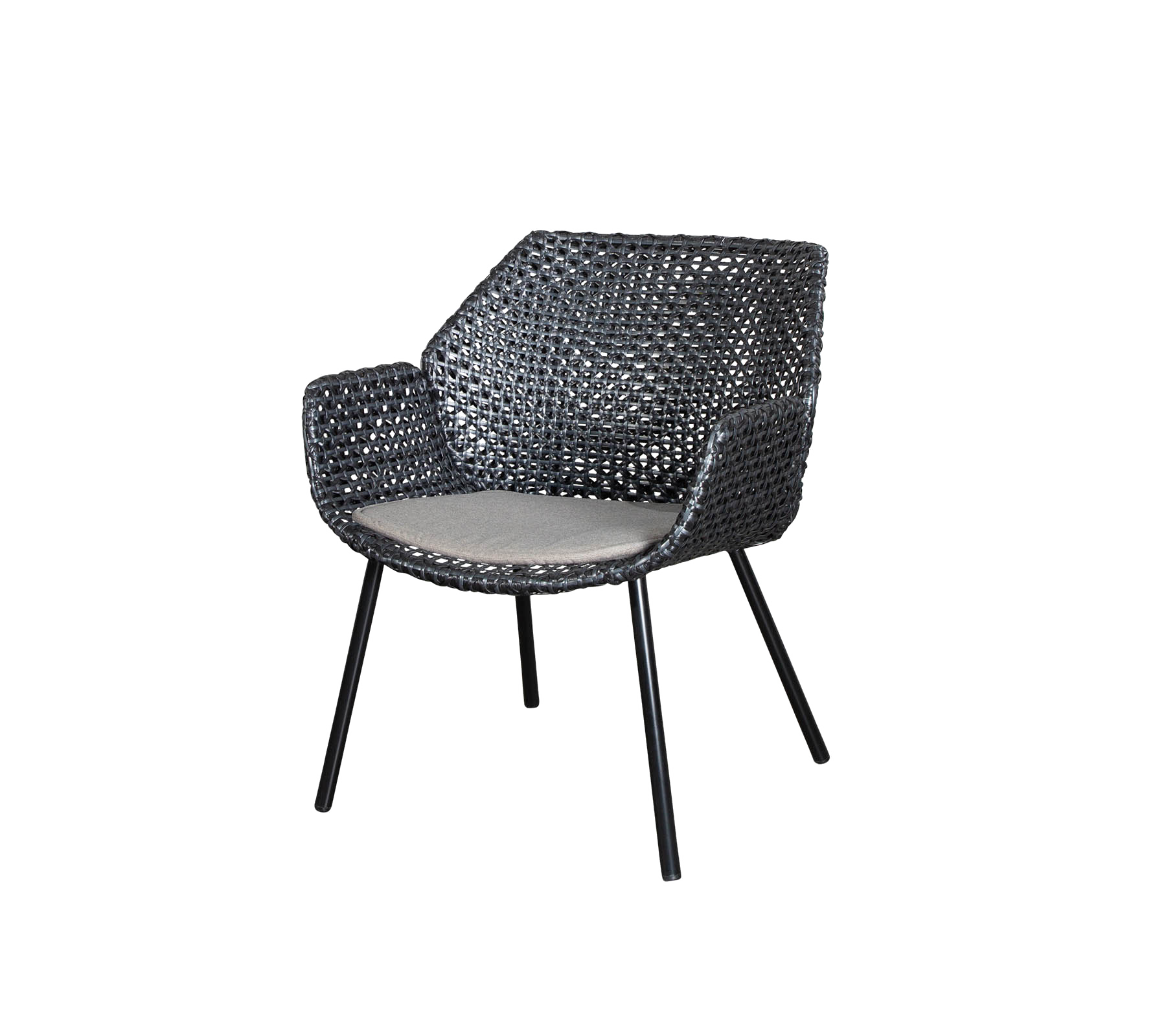 Stilfuld vævet lænestol med polstret sæde, der har slanke metallæger og et moderne design, perfekt til nutidige omgivelser.