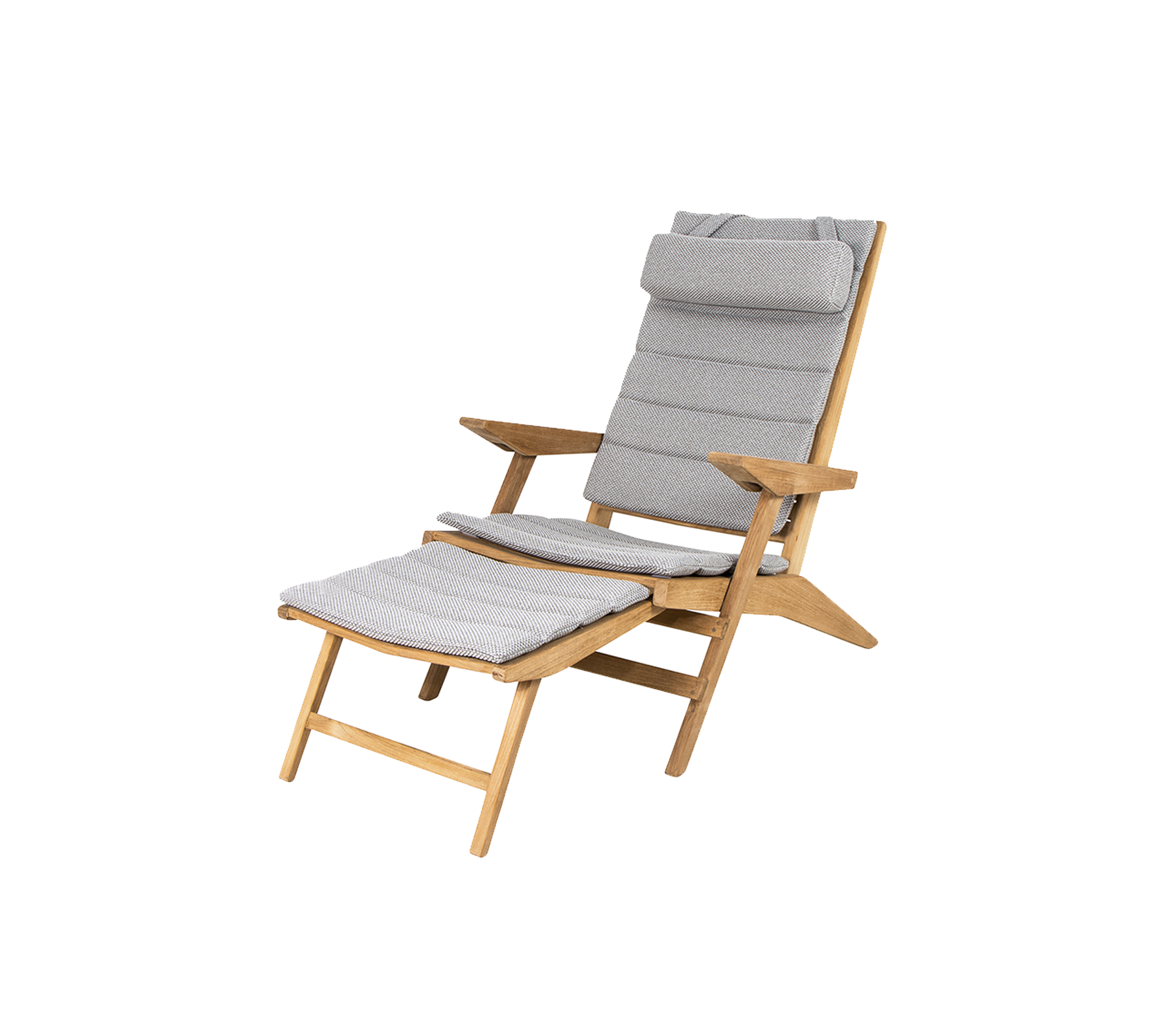 En komfortabel træstol med et gråt polstret sæde og ryglæn, der har et skråstoldesign og en matchende fodstøtte.