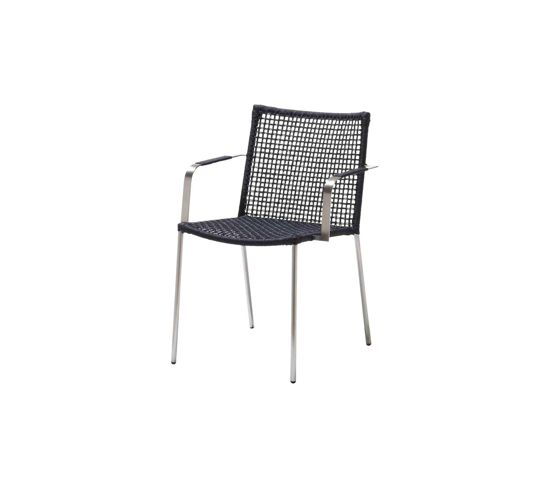 Stilfuld stol med vævet sæde og rygstøtte samt slanke metalarmlæn og ben, perfekt til afslappet siddepladser.
