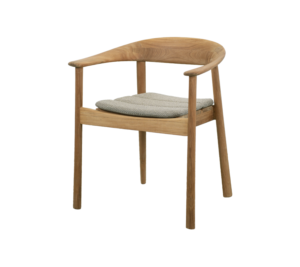 Teak stol med grå pude i et moderne design.