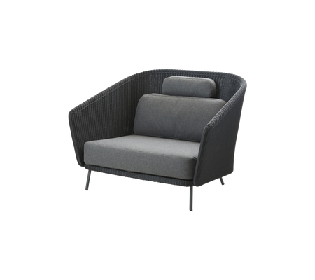 Stilfuld moderne lænestol med et buet design, mørk flet ramme og bløde grå puder for komfort.