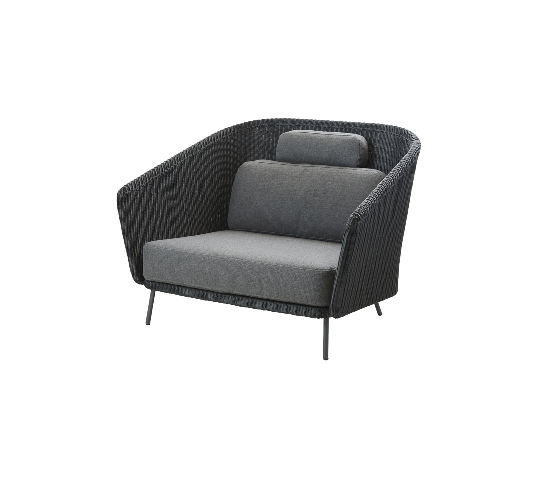 Stilfuld moderne lænestol med et buet design, mørk flet ramme og bløde grå puder for komfort.