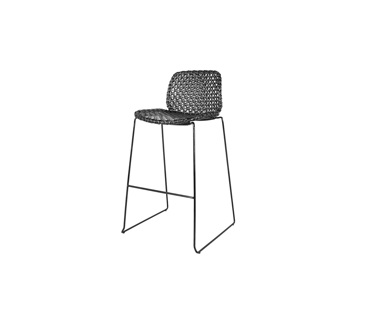 Stilren høj stol med et vævet sæde og en slank metalramme, perfekt til at tilføje moderne elegance til ethvert rum.