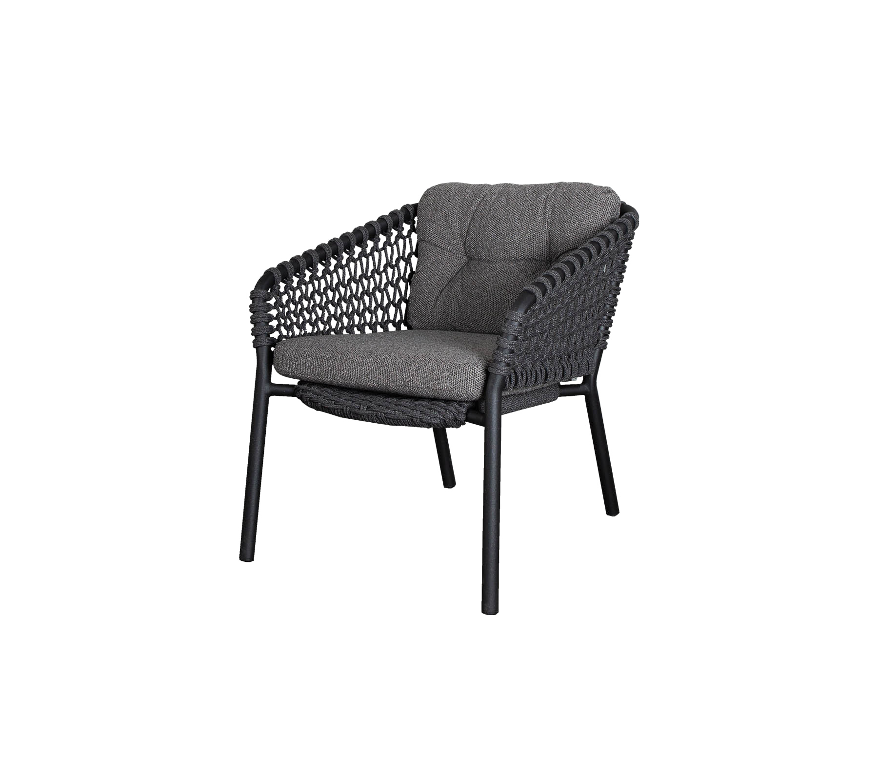 Stilfuld rattan stol med en behagelig grå pude, der har en solid ramme og elegant design, perfekt til ethvert siddeområde.