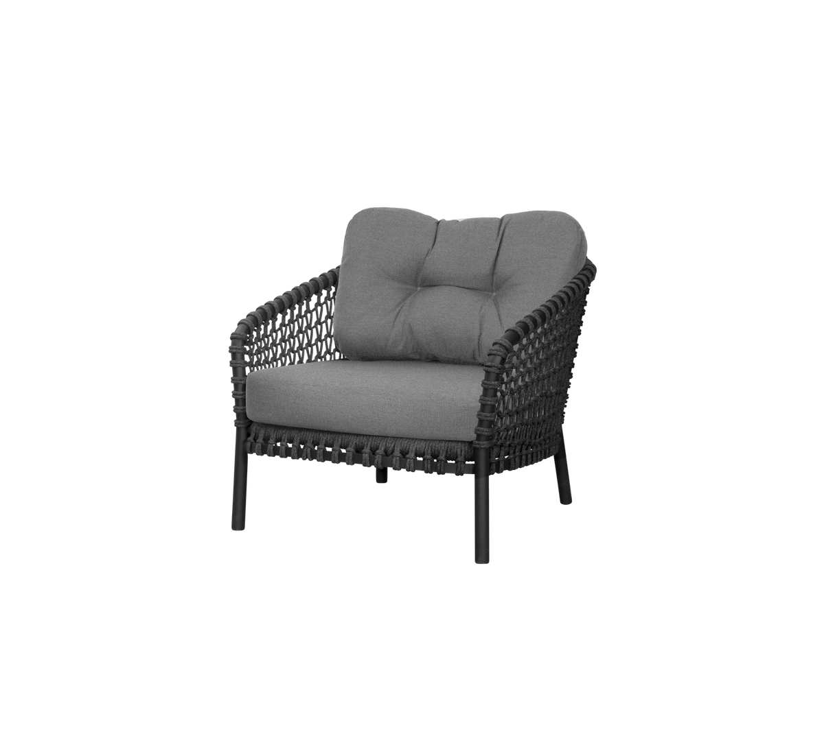 Stilfuld lænestol med et vævet design og bløde grå puder, der tilbyder komfort og elegance til forskellige miljøer.
