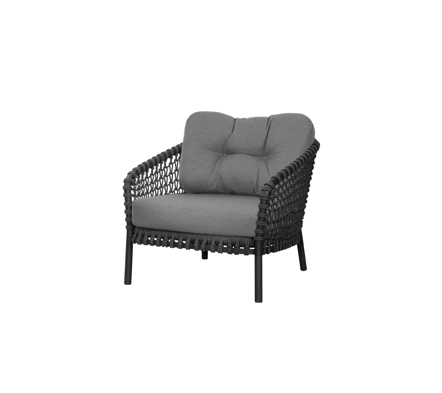 Stilfuld lænestol med et vævet design og bløde grå puder, der tilbyder komfort og elegance til forskellige miljøer.