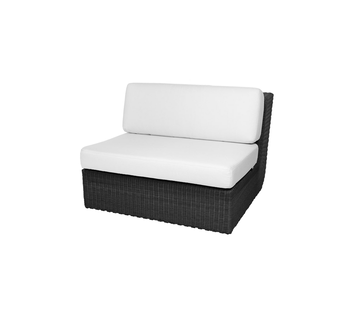 Sort flettet loungestol med en hvid pude, designet til komfort og stil i afslapningsområder.