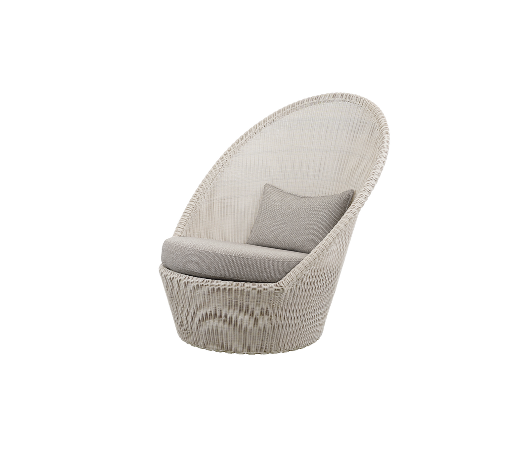 Lysbrun stol med sandfarvet pude i en moderne loungestil.