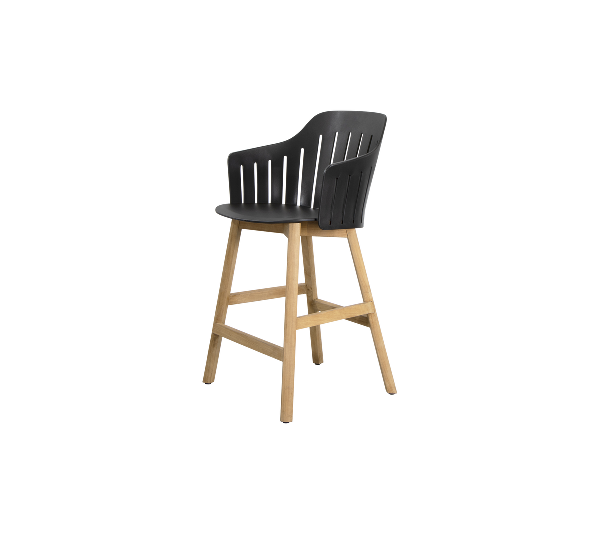 Stilfuld høj stol med en slank sort sæde og ben i naturtræ, der tilbyder en moderne og komfortabel sidde mulighed.