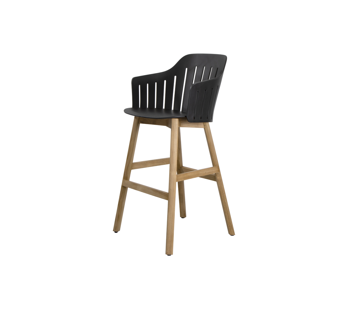 Stilfuld høj stol med en glat sort sæde med lodrette spalter og en ramme af naturligt træ for et moderne præg. Perfekt til spisesteder.