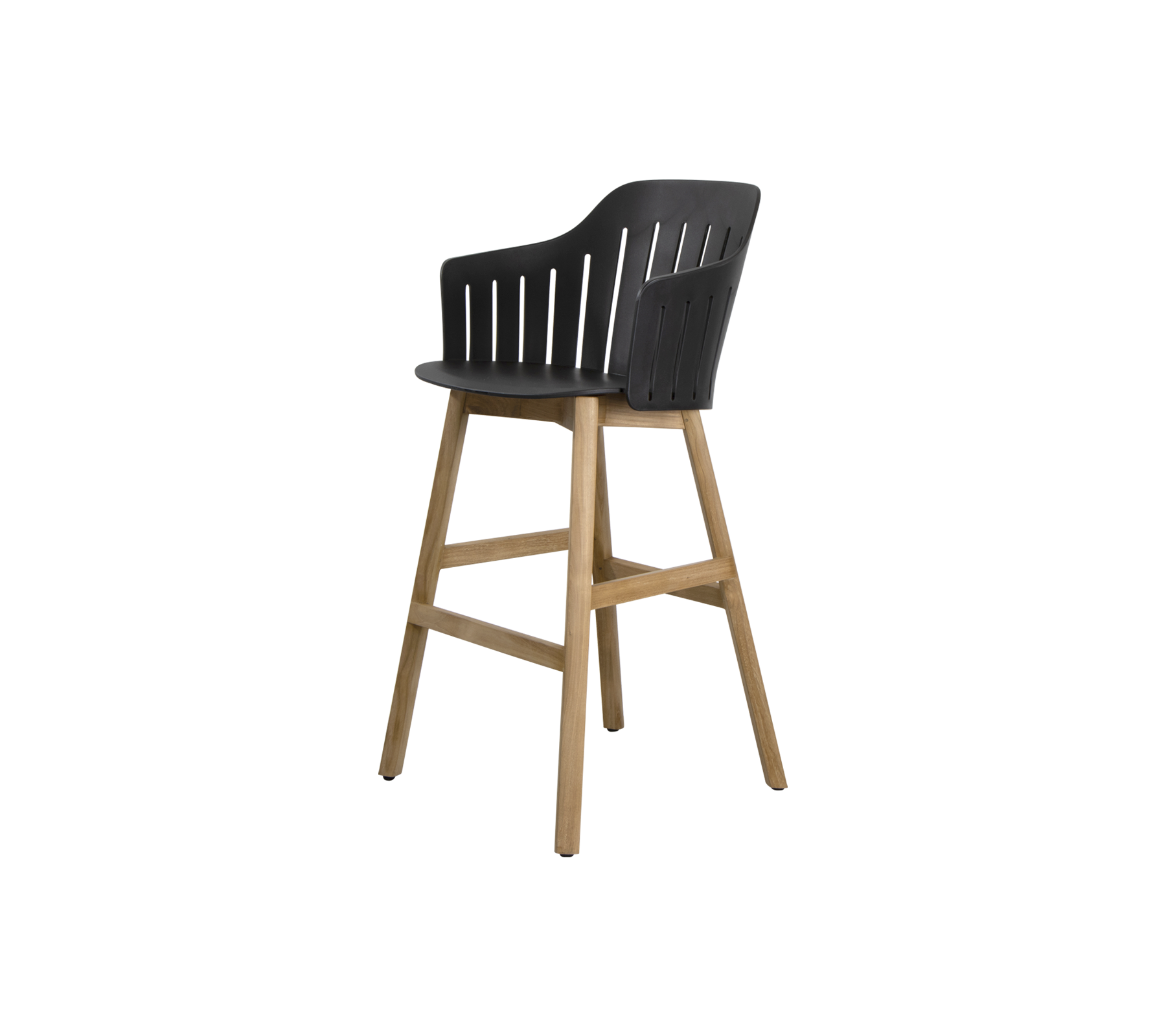 Stilfuld høj stol med en glat sort sæde med lodrette spalter og en ramme af naturligt træ for et moderne præg. Perfekt til spisesteder.