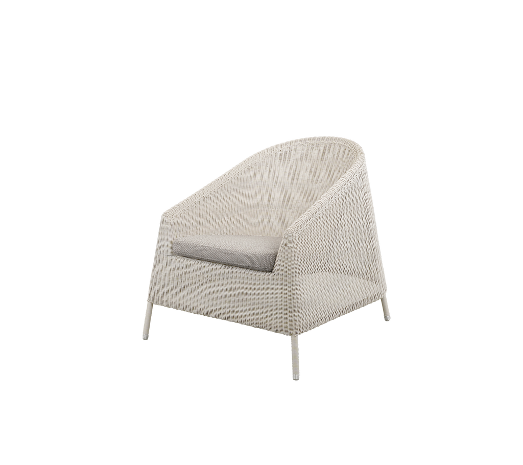 Moderne stol med en lysebrune pude i en hyggelig atmosfære.