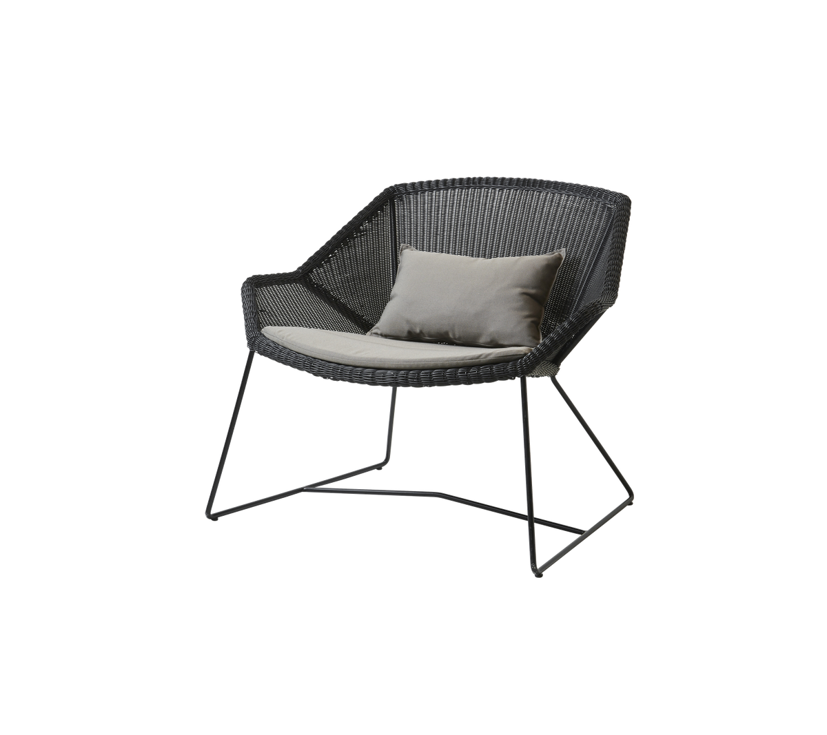 Stilfuld sort stol med et unikt vævet design og en let pude for ekstra komfort. Ideel til afslapning.