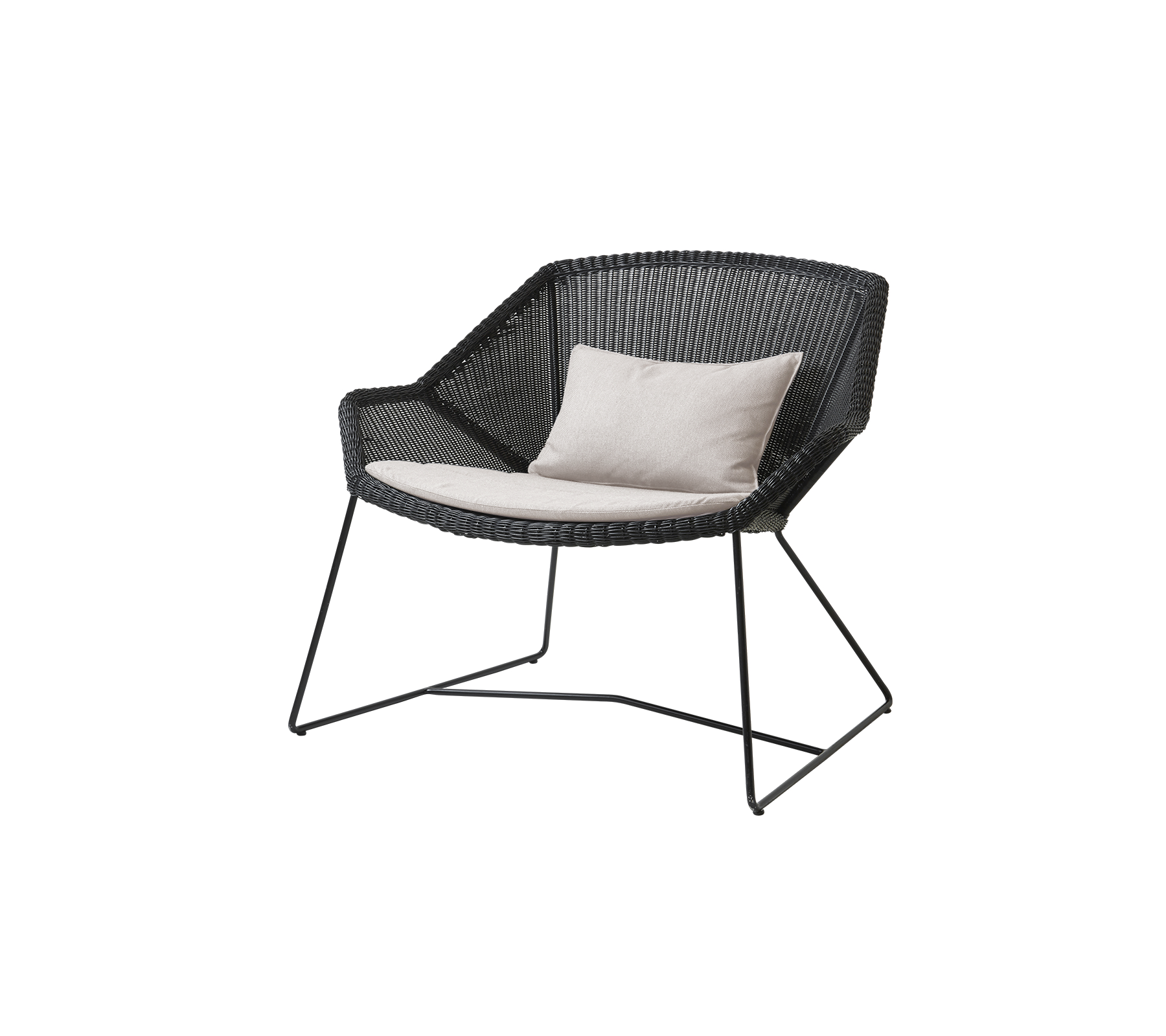 Stilfuld sort stol med et vævet design og en lysefarvet pude, der har en minimalistisk metalramme. Perfekt til moderne indretning.