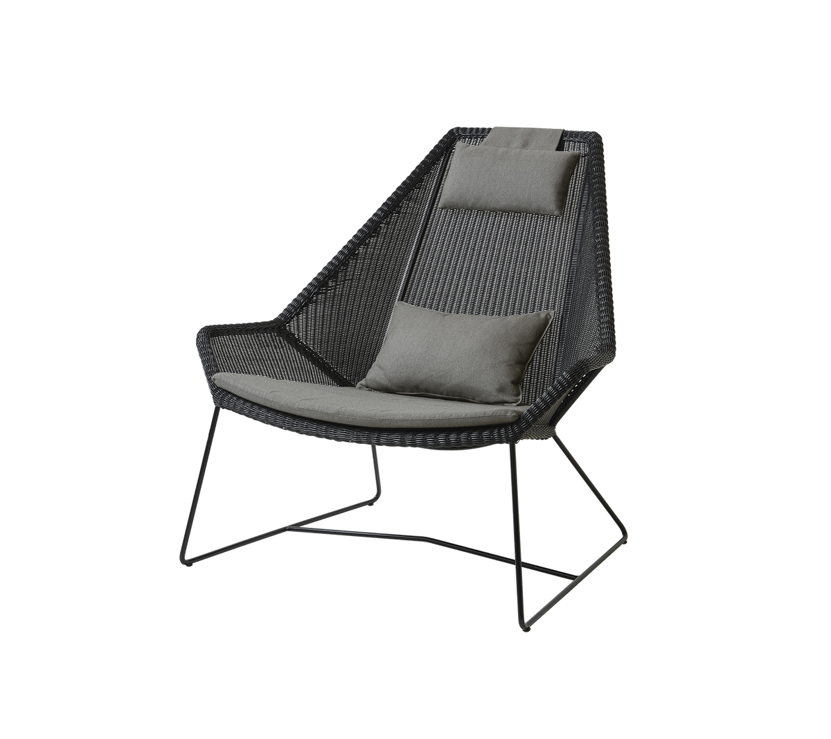 Stilfuld stol med et vævet design og komfortable grå puder, der har slanke metalben til moderne indretning.