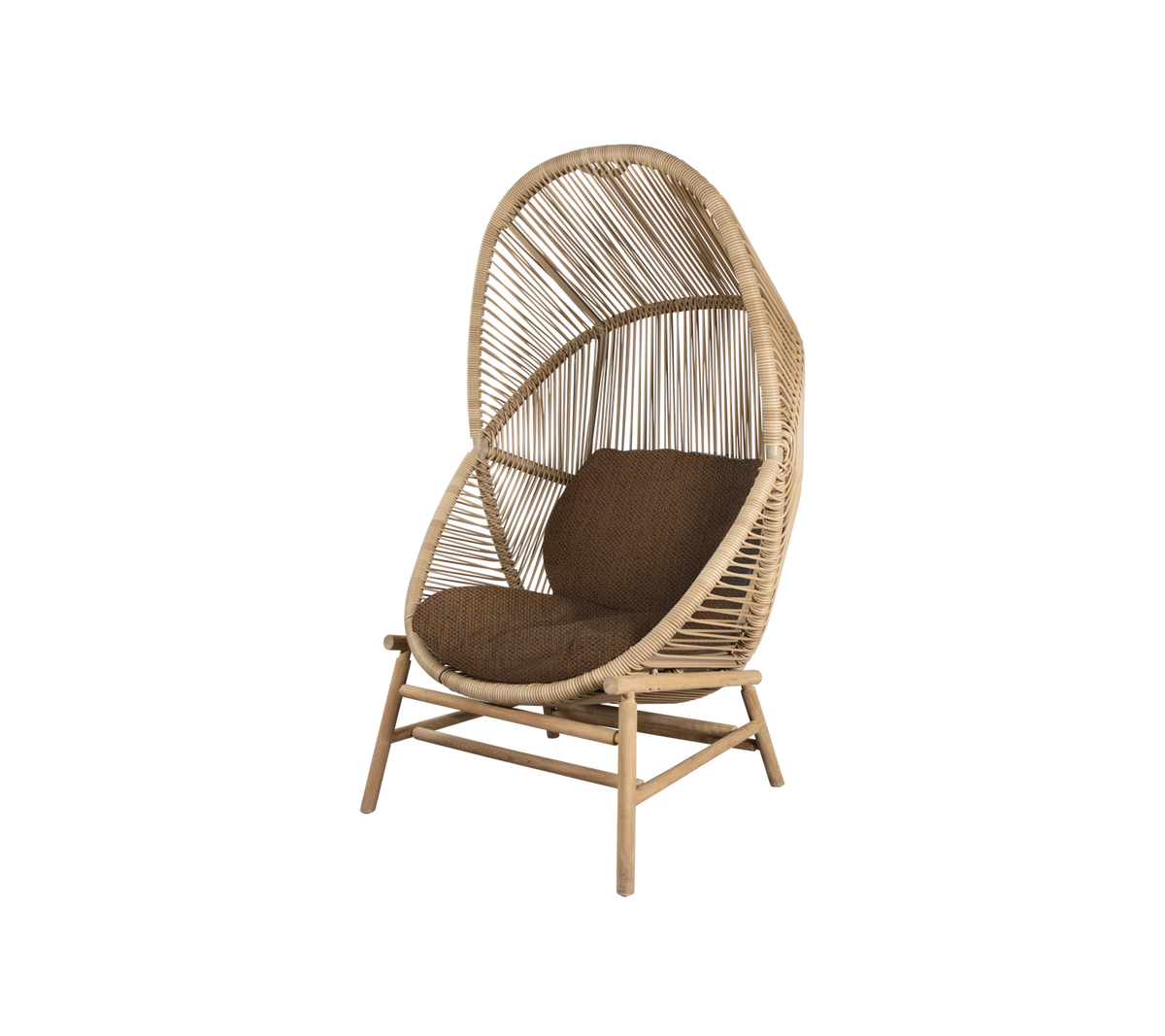 Stilfuld rattan stol med høj buet ryg og blød brun pude, perfekt til afslapning og til at forbedre ethvert rum.