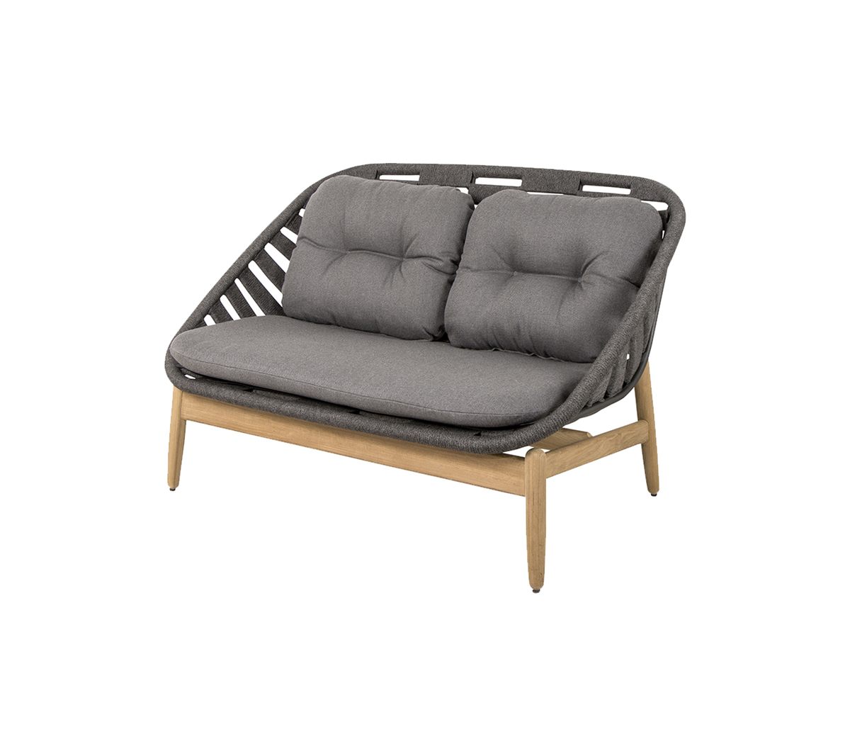 To-personers sofa med en grå polstret sæde og et stilfuldt vævet rygstøtte, støttet af træben. Ideel til moderne dekoration.