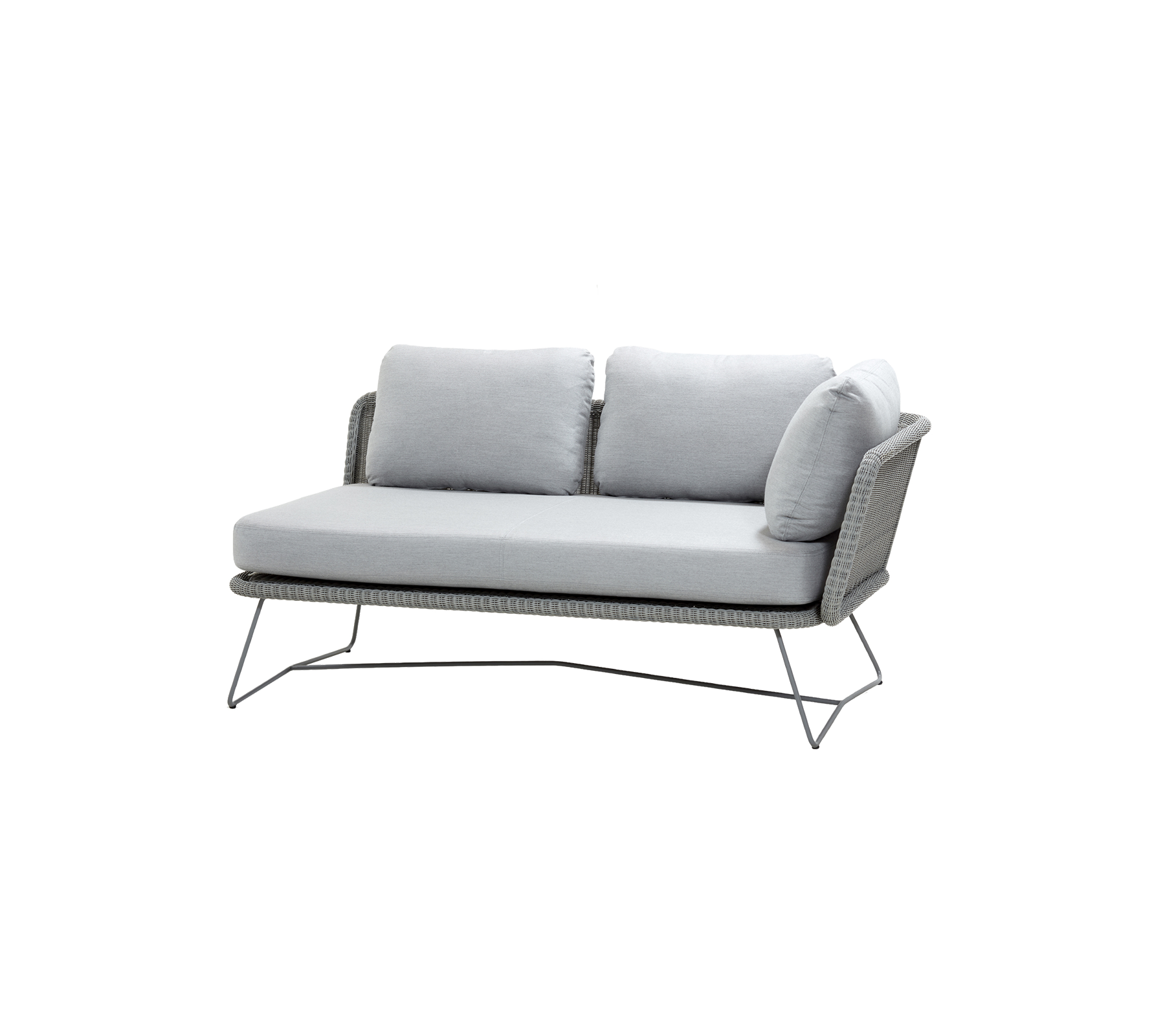 Stilfuld to-sæders sofa med grå puder og en slank metalramme, designet til komfort og moderne æstetik.