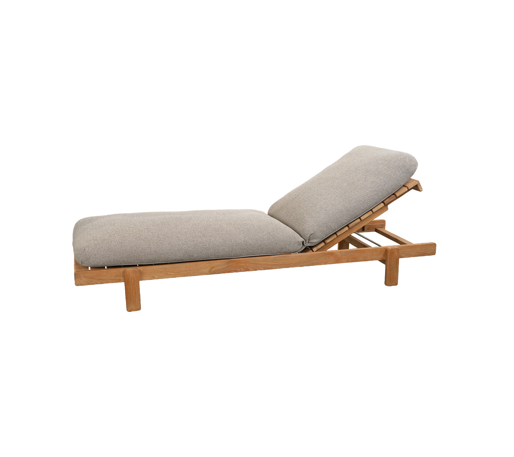 Lys brun loungestol med en grå pude og justerbart ryglæn.