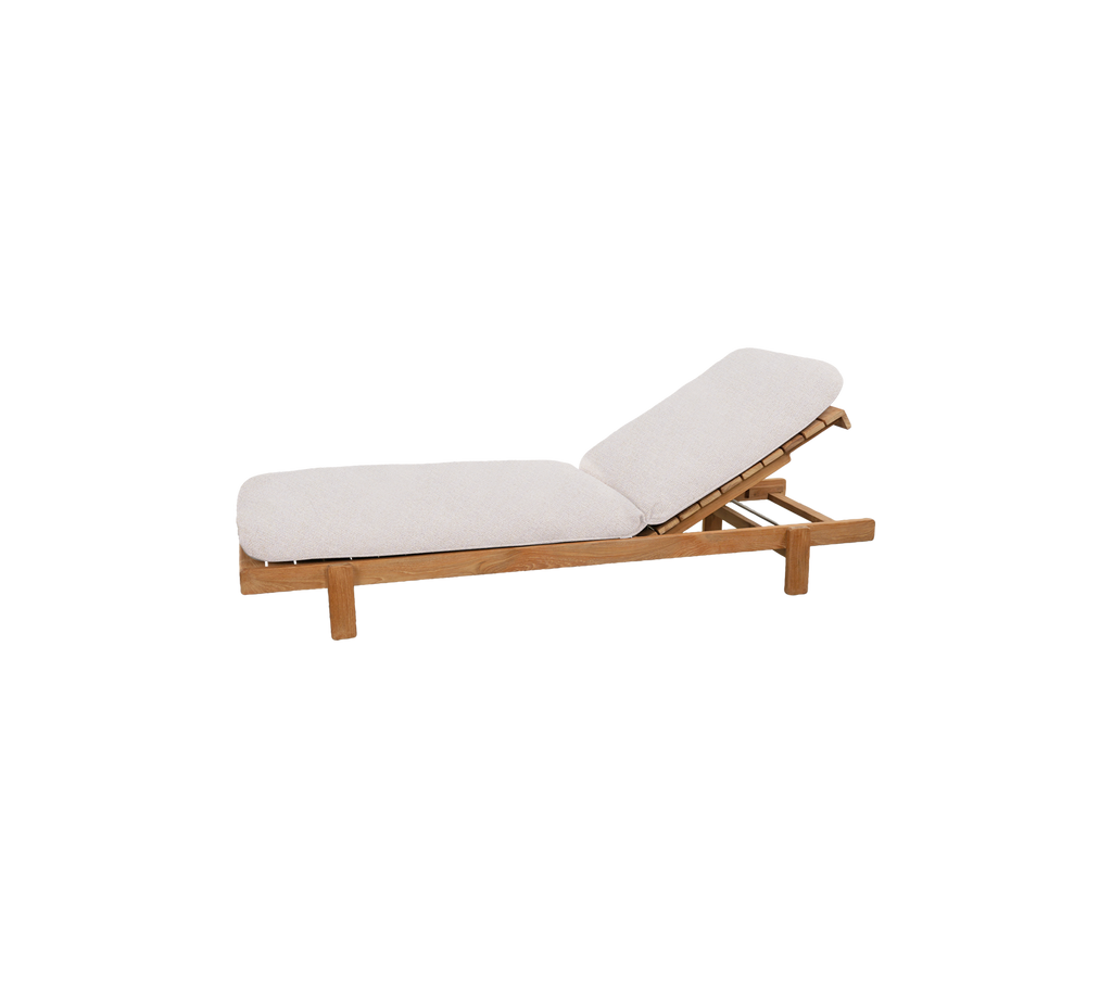 Teak loungestol med sandfarvet pude i moderne design.