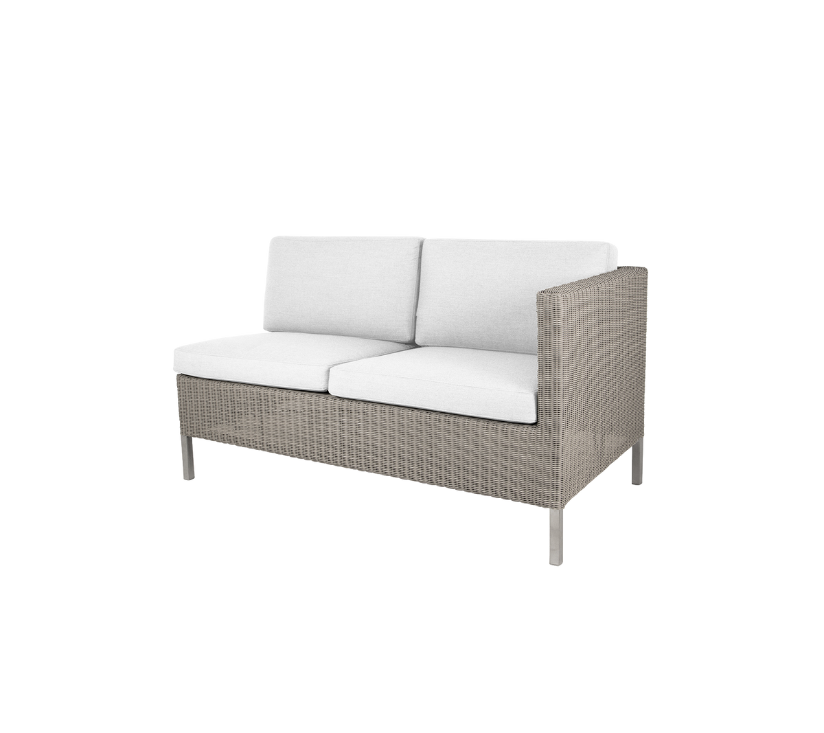 Behagelig to-personers sofa med et moderne design, der har bløde hvide puder og en stilfuld vævet ramme. Ideel til afslapning.
