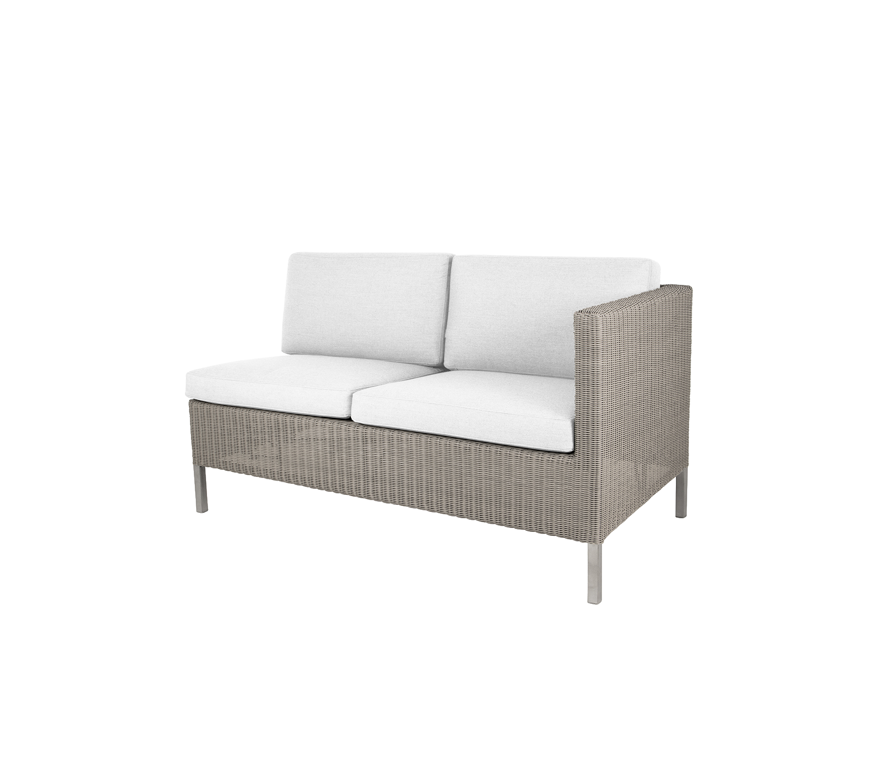 Behagelig to-personers sofa med et moderne design, der har bløde hvide puder og en stilfuld vævet ramme. Ideel til afslapning.
