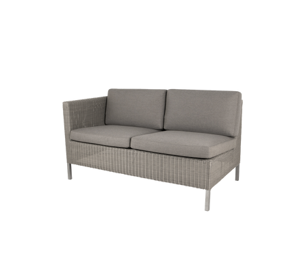 Behagelig to-personers sofa med lysegrå puder og et vævet design, perfekt til stilfuld afslapning.