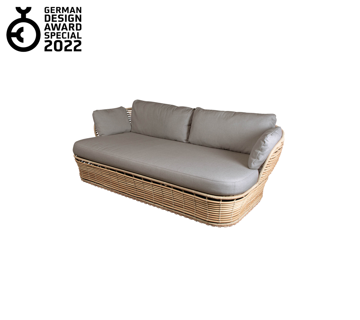 Moderne sofa med vævet base og bløde grå puder, der har et slankt design og en elegant æstetik. Tildelt i 2022.